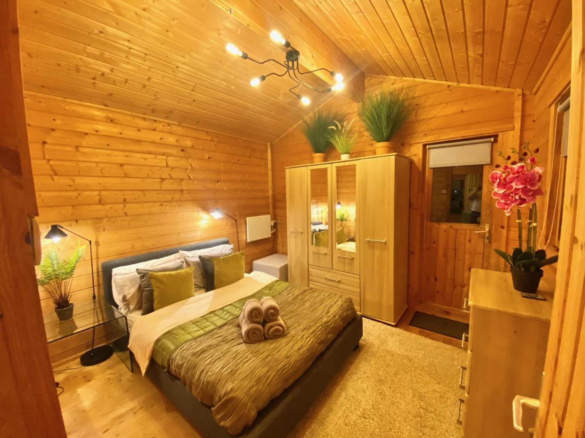 Yealm Cabin Self Catering Log Cabin In Devon With Hot Tub Plymouth Esterno foto
