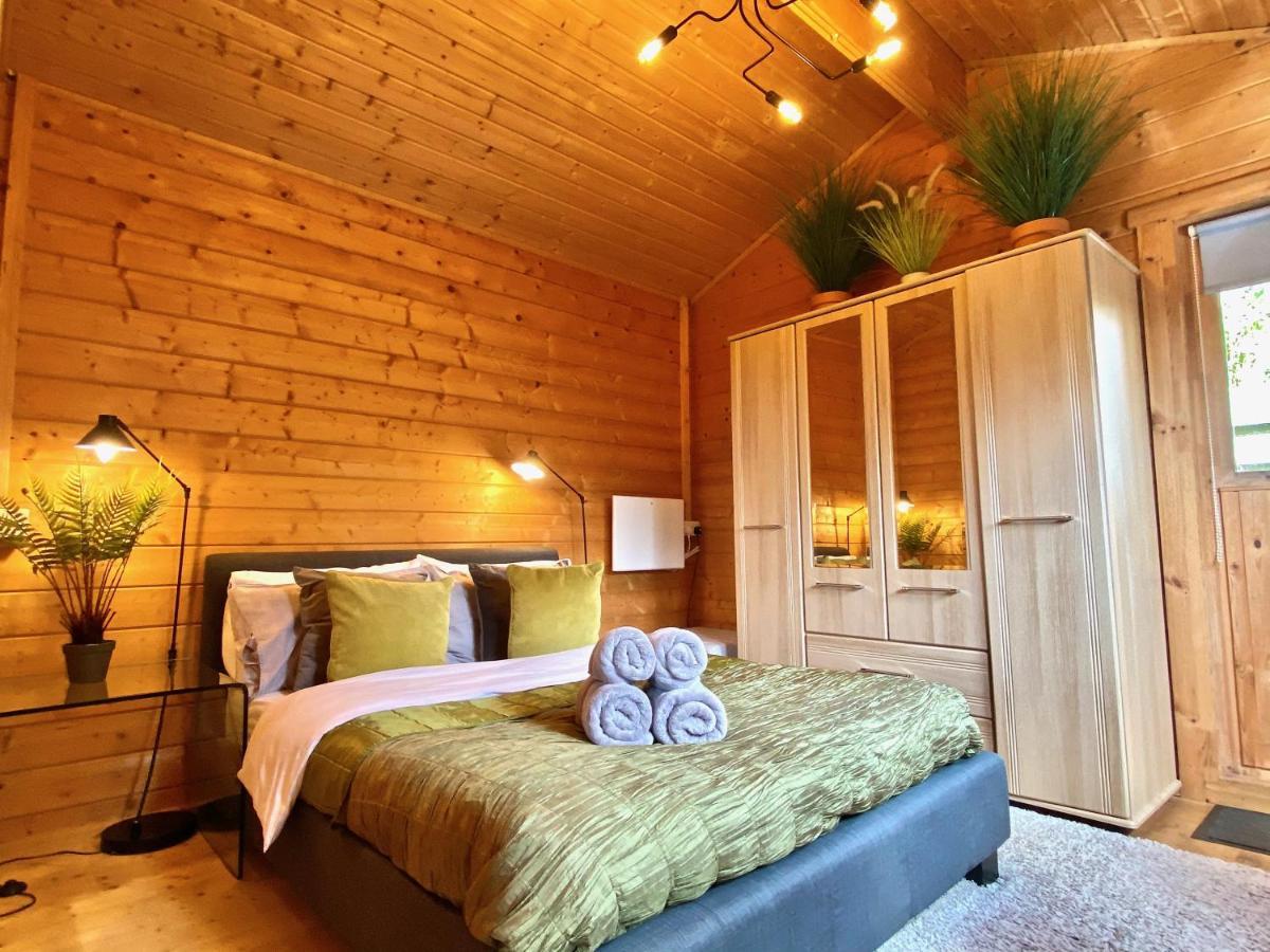 Yealm Cabin Self Catering Log Cabin In Devon With Hot Tub Plymouth Esterno foto